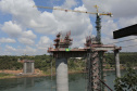 A Ponte da Integração Brasil – Paraguai atingiu quase 45% de execução em novembro, 1 ano e 3 meses após o início da construção nas margens do Rio Paraná. A marca foi celebrada com uma visita dos presidentes Jair Bolsonaro e Mario Abdo Benítez às obras nesta terça-feira (1º). O governador Carlos Massa Ratinho Junior, um dos responsáveis pela articulação com a Itaipu Binacional para tirar o projeto do papel, também acompanhou o evento./AEN