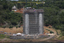 A Ponte da Integração Brasil – Paraguai atingiu quase 45% de execução em novembro, 1 ano e 3 meses após o início da construção nas margens do Rio Paraná. A marca foi celebrada com uma visita dos presidentes Jair Bolsonaro e Mario Abdo Benítez às obras nesta terça-feira (1º). O governador Carlos Massa Ratinho Junior, um dos responsáveis pela articulação com a Itaipu Binacional para tirar o projeto do papel, também acompanhou o evento.