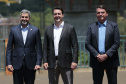 A Ponte da Integração Brasil – Paraguai atingiu quase 45% de execução em novembro, 1 ano e 3 meses após o início da construção nas margens do Rio Paraná. A marca foi celebrada com uma visita dos presidentes Jair Bolsonaro e Mario Abdo Benítez às obras nesta terça-feira (1º). O governador Carlos Massa Ratinho Junior, um dos responsáveis pela articulação com a Itaipu Binacional para tirar o projeto do papel, também acompanhou o evento.