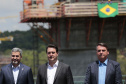 A Ponte da Integração Brasil – Paraguai atingiu quase 45% de execução em novembro, 1 ano e 3 meses após o início da construção nas margens do Rio Paraná. A marca foi celebrada com uma visita dos presidentes Jair Bolsonaro e Mario Abdo Benítez às obras nesta terça-feira (1º). O governador Carlos Massa Ratinho Junior, um dos responsáveis pela articulação com a Itaipu Binacional para tirar o projeto do papel, também acompanhou o evento.