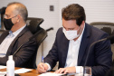 O Governo do Paraná recebeu nesta quinta-feira (10) R$ 31,8 milhões para dar continuidade ao programa de contenção de cheias que está em andamento nos municípios da Região Metropolitana de Curitiba. Os recursos foram liberados pelo ministro do Desenvolvimento Regional, Rogério Marinho, em um ato com o governador Carlos Massa Ratinho Junior, no Palácio Iguaçu.