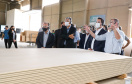 O governador Carlos Massa Ratinho Junior visitou nesta quinta-feira (10), ao lado do ministro do Desenvolvimento Regional, Rogério Marinho, a sede da construtora Tecverde, em Araucária, na Região Metropolitana de Curitiba (RMC). A empresa paranaense, fundada em 2009, é especialista no uso de uma tecnologia de origem alemã, baseada no uso da madeira, que pode acelerar a construção de casas populares.