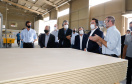 O governador Carlos Massa Ratinho Junior visitou nesta quinta-feira (10), ao lado do ministro do Desenvolvimento Regional, Rogério Marinho, a sede da construtora Tecverde, em Araucária, na Região Metropolitana de Curitiba (RMC). A empresa paranaense, fundada em 2009, é especialista no uso de uma tecnologia de origem alemã, baseada no uso da madeira, que pode acelerar a construção de casas populares.