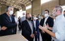 O governador Carlos Massa Ratinho Junior visitou nesta quinta-feira (10), ao lado do ministro do Desenvolvimento Regional, Rogério Marinho, a sede da construtora Tecverde, em Araucária, na Região Metropolitana de Curitiba (RMC). A empresa paranaense, fundada em 2009, é especialista no uso de uma tecnologia de origem alemã, baseada no uso da madeira, que pode acelerar a construção de casas populares.