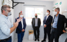 O governador Carlos Massa Ratinho Junior visitou nesta quinta-feira (10), ao lado do ministro do Desenvolvimento Regional, Rogério Marinho, a sede da construtora Tecverde, em Araucária, na Região Metropolitana de Curitiba (RMC). A empresa paranaense, fundada em 2009, é especialista no uso de uma tecnologia de origem alemã, baseada no uso da madeira, que pode acelerar a construção de casas populares.