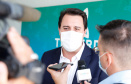 O governador Carlos Massa Ratinho Junior visitou nesta quinta-feira (10), ao lado do ministro do Desenvolvimento Regional, Rogério Marinho, a sede da construtora Tecverde, em Araucária, na Região Metropolitana de Curitiba (RMC). A empresa paranaense, fundada em 2009, é especialista no uso de uma tecnologia de origem alemã, baseada no uso da madeira, que pode acelerar a construção de casas populares.
