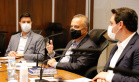 O governador Carlos Massa Ratinho Junior se reuniu nesta quinta-feira (10) com o ministro do Desenvolvimento Regional, Rogério Marinho, e o secretário nacional de Proteção e Defesa Civil, Alexandre Lucas Alves, no Palácio Iguaçu, para discutir a evolução da crise hídrica e o financiamento de projetos para os próximos meses. Os coordenadores estaduais de Defesa Civil do Paraná, Santa Catarina e Rio Grande do Sul também participaram do encontro.