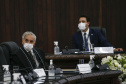 O Governador Carlos Massa Ratinho Junior recebeu, na noite desta terça-feira (10), o diploma e a Medalha de Distinção Judiciária, do Tribunal de Justiça do Paraná. A horaria foi entregue pelo atual presidente, desembargador Adalberto Jorge Xisto Pereira e pelo presidente eleito desembargador José Laurindo de Souza Netto, em uma sessão solene na sede do Tribunal. Foto: Jonathan Campos/AEN