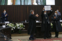 O Governador Carlos Massa Ratinho Junior recebeu, na noite desta terça-feira (10), o diploma e a Medalha de Distinção Judiciária, do Tribunal de Justiça do Paraná. A horaria foi entregue pelo atual presidente, desembargador Adalberto Jorge Xisto Pereira e pelo presidente eleito desembargador José Laurindo de Souza Netto, em uma sessão solene na sede do Tribunal. Foto: Jonathan Campos/AEN