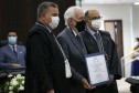O Governador Carlos Massa Ratinho Junior recebeu, na noite desta terça-feira (10), o diploma e a Medalha de Distinção Judiciária, do Tribunal de Justiça do Paraná. A horaria foi entregue pelo atual presidente, desembargador Adalberto Jorge Xisto Pereira e pelo presidente eleito desembargador José Laurindo de Souza Netto, em uma sessão solene na sede do Tribunal. Foto: Jonathan Campos/AEN