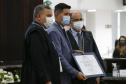 O Governador Carlos Massa Ratinho Junior recebeu, na noite desta terça-feira (10), o diploma e a Medalha de Distinção Judiciária, do Tribunal de Justiça do Paraná. A horaria foi entregue pelo atual presidente, desembargador Adalberto Jorge Xisto Pereira e pelo presidente eleito desembargador José Laurindo de Souza Netto, em uma sessão solene na sede do Tribunal. Foto: Jonathan Campos/AEN