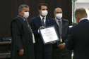 O Governador Carlos Massa Ratinho Junior recebeu, na noite desta terça-feira (10), o diploma e a Medalha de Distinção Judiciária, do Tribunal de Justiça do Paraná. A horaria foi entregue pelo atual presidente, desembargador Adalberto Jorge Xisto Pereira e pelo presidente eleito desembargador José Laurindo de Souza Netto, em uma sessão solene na sede do Tribunal. Foto: Jonathan Campos/AEN