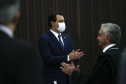 O Governador Carlos Massa Ratinho Junior recebeu, na noite desta terça-feira (10), o diploma e a Medalha de Distinção Judiciária, do Tribunal de Justiça do Paraná. A horaria foi entregue pelo atual presidente, desembargador Adalberto Jorge Xisto Pereira e pelo presidente eleito desembargador José Laurindo de Souza Netto, em uma sessão solene na sede do Tribunal. Foto: Jonathan Campos/AEN