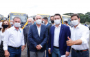 O governador Carlos Massa Ratinho Junior entregou 45 ônibus escolares para serem usados prioritariamente por estudantes residentes em áreas rurais e ribeirinhas do Paraná. A entrega foi nesta terça-feira (15). O objetivo é renovar, ampliar a padronizar a frota de veículos escolares da Rede Pública de Ensino. Adaptados com tração nas quatro rodas e acessibilidade para os portadores de algum tipo de deficiência, os veículos vão atender 39 municípios, de diferentes regiões, nesta primeira fase.