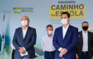 O governador Carlos Massa Ratinho Junior entregou 45 ônibus escolares para serem usados prioritariamente por estudantes residentes em áreas rurais e ribeirinhas do Paraná. A entrega foi nesta terça-feira (15). O objetivo é renovar, ampliar a padronizar a frota de veículos escolares da Rede Pública de Ensino. Adaptados com tração nas quatro rodas e acessibilidade para os portadores de algum tipo de deficiência, os veículos vão atender 39 municípios, de diferentes regiões, nesta primeira fase.