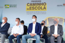 O governador Carlos Massa Ratinho Junior entregou 45 ônibus escolares para serem usados prioritariamente por estudantes residentes em áreas rurais e ribeirinhas do Paraná. A entrega foi nesta terça-feira (15). O objetivo é renovar, ampliar a padronizar a frota de veículos escolares da Rede Pública de Ensino. Adaptados com tração nas quatro rodas e acessibilidade para os portadores de algum tipo de deficiência, os veículos vão atender 39 municípios, de diferentes regiões, nesta primeira fase.