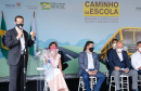 O governador Carlos Massa Ratinho Junior entregou 45 ônibus escolares para serem usados prioritariamente por estudantes residentes em áreas rurais e ribeirinhas do Paraná. A entrega foi nesta terça-feira (15). O objetivo é renovar, ampliar a padronizar a frota de veículos escolares da Rede Pública de Ensino. Adaptados com tração nas quatro rodas e acessibilidade para os portadores de algum tipo de deficiência, os veículos vão atender 39 municípios, de diferentes regiões, nesta primeira fase.