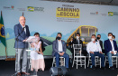 O governador Carlos Massa Ratinho Junior entregou 45 ônibus escolares para serem usados prioritariamente por estudantes residentes em áreas rurais e ribeirinhas do Paraná. A entrega foi nesta terça-feira (15). O objetivo é renovar, ampliar a padronizar a frota de veículos escolares da Rede Pública de Ensino. Adaptados com tração nas quatro rodas e acessibilidade para os portadores de algum tipo de deficiência, os veículos vão atender 39 municípios, de diferentes regiões, nesta primeira fase.