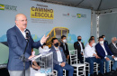 O governador Carlos Massa Ratinho Junior entregou 45 ônibus escolares para serem usados prioritariamente por estudantes residentes em áreas rurais e ribeirinhas do Paraná. A entrega foi nesta terça-feira (15). O objetivo é renovar, ampliar a padronizar a frota de veículos escolares da Rede Pública de Ensino. Adaptados com tração nas quatro rodas e acessibilidade para os portadores de algum tipo de deficiência, os veículos vão atender 39 municípios, de diferentes regiões, nesta primeira fase.