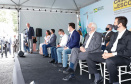 O governador Carlos Massa Ratinho Junior entregou 45 ônibus escolares para serem usados prioritariamente por estudantes residentes em áreas rurais e ribeirinhas do Paraná. A entrega foi nesta terça-feira (15). O objetivo é renovar, ampliar a padronizar a frota de veículos escolares da Rede Pública de Ensino. Adaptados com tração nas quatro rodas e acessibilidade para os portadores de algum tipo de deficiência, os veículos vão atender 39 municípios, de diferentes regiões, nesta primeira fase.