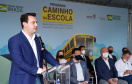 O governador Carlos Massa Ratinho Junior entregou 45 ônibus escolares para serem usados prioritariamente por estudantes residentes em áreas rurais e ribeirinhas do Paraná. A entrega foi nesta terça-feira (15). O objetivo é renovar, ampliar a padronizar a frota de veículos escolares da Rede Pública de Ensino. Adaptados com tração nas quatro rodas e acessibilidade para os portadores de algum tipo de deficiência, os veículos vão atender 39 municípios, de diferentes regiões, nesta primeira fase.