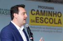 O governador Carlos Massa Ratinho Junior entregou 45 ônibus escolares para serem usados prioritariamente por estudantes residentes em áreas rurais e ribeirinhas do Paraná. A entrega foi nesta terça-feira (15). O objetivo é renovar, ampliar a padronizar a frota de veículos escolares da Rede Pública de Ensino. Adaptados com tração nas quatro rodas e acessibilidade para os portadores de algum tipo de deficiência, os veículos vão atender 39 municípios, de diferentes regiões, nesta primeira fase.