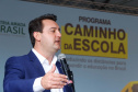 O governador Carlos Massa Ratinho Junior entregou 45 ônibus escolares para serem usados prioritariamente por estudantes residentes em áreas rurais e ribeirinhas do Paraná. A entrega foi nesta terça-feira (15). O objetivo é renovar, ampliar a padronizar a frota de veículos escolares da Rede Pública de Ensino. Adaptados com tração nas quatro rodas e acessibilidade para os portadores de algum tipo de deficiência, os veículos vão atender 39 municípios, de diferentes regiões, nesta primeira fase.