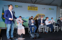 O governador Carlos Massa Ratinho Junior entregou 45 ônibus escolares para serem usados prioritariamente por estudantes residentes em áreas rurais e ribeirinhas do Paraná. A entrega foi nesta terça-feira (15). O objetivo é renovar, ampliar a padronizar a frota de veículos escolares da Rede Pública de Ensino. Adaptados com tração nas quatro rodas e acessibilidade para os portadores de algum tipo de deficiência, os veículos vão atender 39 municípios, de diferentes regiões, nesta primeira fase.