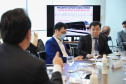 O governador Carlos Massa Ratinho Junior se reuniu nesta quarta-feira (6), no Palácio Iguaçu, com representantes da empresa chinesa BYD (Build Your Dreams), fabricante de veículos elétricos com zero emissão de poluentes. Em dois encontros simultâneos, com a participação dos prefeitos de Curitiba, Rafael Greca, e de Cascavel, Leonaldo Paranhos, foram discutidas soluções de mobilidade para a Região Metropolitana de Curitiba e para a cidade do Oeste paranaense. 