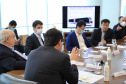O governador Carlos Massa Ratinho Junior se reuniu nesta quarta-feira (6), no Palácio Iguaçu, com representantes da empresa chinesa BYD (Build Your Dreams), fabricante de veículos elétricos com zero emissão de poluentes. Em dois encontros simultâneos, com a participação dos prefeitos de Curitiba, Rafael Greca, e de Cascavel, Leonaldo Paranhos, foram discutidas soluções de mobilidade para a Região Metropolitana de Curitiba e para a cidade do Oeste paranaense. 
