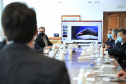 O governador Carlos Massa Ratinho Junior se reuniu nesta quarta-feira (6), no Palácio Iguaçu, com representantes da empresa chinesa BYD (Build Your Dreams), fabricante de veículos elétricos com zero emissão de poluentes. Em dois encontros simultâneos, com a participação dos prefeitos de Curitiba, Rafael Greca, e de Cascavel, Leonaldo Paranhos, foram discutidas soluções de mobilidade para a Região Metropolitana de Curitiba e para a cidade do Oeste paranaense. 
