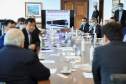 O governador Carlos Massa Ratinho Junior se reuniu nesta quarta-feira (6), no Palácio Iguaçu, com representantes da empresa chinesa BYD (Build Your Dreams), fabricante de veículos elétricos com zero emissão de poluentes. Em dois encontros simultâneos, com a participação dos prefeitos de Curitiba, Rafael Greca, e de Cascavel, Leonaldo Paranhos, foram discutidas soluções de mobilidade para a Região Metropolitana de Curitiba e para a cidade do Oeste paranaense. 