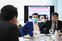O governador Carlos Massa Ratinho Junior se reuniu nesta quarta-feira (6), no Palácio Iguaçu, com representantes da empresa chinesa BYD (Build Your Dreams), fabricante de veículos elétricos com zero emissão de poluentes. Em dois encontros simultâneos, com a participação dos prefeitos de Curitiba, Rafael Greca, e de Cascavel, Leonaldo Paranhos, foram discutidas soluções de mobilidade para a Região Metropolitana de Curitiba e para a cidade do Oeste paranaense. 
