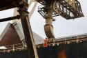 No berço 204, a oeste do cais do Porto de Paranaguá, o embarque de um novo produto chamou a atenção nesse início de semana. A granel, pellets de bagaço de cana-de-açúcar encheram os porões do navio Marina Prince. A biomassa é produto de exportação que vai atender o mercado do Reino Unido na geração de energia sustentável. A operação está sendo concluída nesta terça-feira (12).