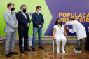 A enfermeira Lucimar Josiane de Oliveira, de 44 anos, foi a primeira pessoa vacinada contra a Covid-19 no Paraná. Junto com outros sete colegas que desde o início da pandemia atuam na linha de frente do Complexo Hospitalar do Trabalhador, às 21h48 desta segunda-feira (18), a parnanguara recebeu a primeira dose do imunizante, em evento na capela do Hospital do Trabalhador, em Curitiba.