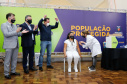 A enfermeira Lucimar Josiane de Oliveira, de 44 anos, foi a primeira pessoa vacinada contra a Covid-19 no Paraná. Junto com outros sete colegas que desde o início da pandemia atuam na linha de frente do Complexo Hospitalar do Trabalhador, às 21h48 desta segunda-feira (18), a parnanguara recebeu a primeira dose do imunizante, em evento na capela do Hospital do Trabalhador, em Curitiba.