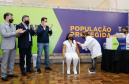 A enfermeira Lucimar Josiane de Oliveira, de 44 anos, foi a primeira pessoa vacinada contra a Covid-19 no Paraná. Junto com outros sete colegas que desde o início da pandemia atuam na linha de frente do Complexo Hospitalar do Trabalhador, às 21h48 desta segunda-feira (18), a parnanguara recebeu a primeira dose do imunizante, em evento na capela do Hospital do Trabalhador, em Curitiba.