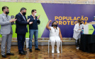 A enfermeira Lucimar Josiane de Oliveira, de 44 anos, foi a primeira pessoa vacinada contra a Covid-19 no Paraná. Junto com outros sete colegas que desde o início da pandemia atuam na linha de frente do Complexo Hospitalar do Trabalhador, às 21h48 desta segunda-feira (18), a parnanguara recebeu a primeira dose do imunizante, em evento na capela do Hospital do Trabalhador, em Curitiba.