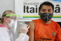 A comunidade indígena do Paraná começou a ser vacinada contra a Covid-19 nesta quarta-feira (20). Eles integram o chamado grupo prioritário, atendidos por esse primeiro lote de imunizantes que chegou ao Estado na segunda-feira (18).
