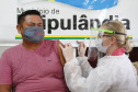 A comunidade indígena do Paraná começou a ser vacinada contra a Covid-19 nesta quarta-feira (20). Eles integram o chamado grupo prioritário, atendidos por esse primeiro lote de imunizantes que chegou ao Estado na segunda-feira (18).
