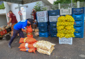 Permissionários atacadistas da Ceasa Curitiba fazem doação 25 toneladas de alimentos para entidades beneficentes de Curitiba e Região Metropolitana, além de famílias atingidas pelas chuvas em Irati, na região Centro-Sul do Estado. - Curitiba, 29/01/2021 - Foto: Veldelino Pontes
