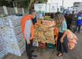 Permissionários atacadistas da Ceasa Curitiba fazem doação 25 toneladas de alimentos para entidades beneficentes de Curitiba e Região Metropolitana, além de famílias atingidas pelas chuvas em Irati, na região Centro-Sul do Estado. - Curitiba, 29/01/2021 - Foto: Veldelino Pontes