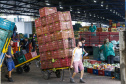 Permissionários atacadistas da Ceasa Curitiba fazem doação 25 toneladas de alimentos para entidades beneficentes de Curitiba e Região Metropolitana, além de famílias atingidas pelas chuvas em Irati, na região Centro-Sul do Estado. - Curitiba, 29/01/2021  - Foto: Gilson Abreu/AEN