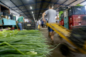 Permissionários atacadistas da Ceasa Curitiba fazem doação 25 toneladas de alimentos para entidades beneficentes de Curitiba e Região Metropolitana, além de famílias atingidas pelas chuvas em Irati, na região Centro-Sul do Estado. - Curitiba, 29/01/2021  - Foto: Gilson Abreu/AEN