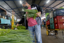 Permissionários atacadistas da Ceasa Curitiba fazem doação 25 toneladas de alimentos para entidades beneficentes de Curitiba e Região Metropolitana, além de famílias atingidas pelas chuvas em Irati, na região Centro-Sul do Estado. - Curitiba, 29/01/2021  - Foto: Gilson Abreu/AEN