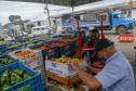 Permissionários atacadistas da Ceasa Curitiba fazem doação 25 toneladas de alimentos para entidades beneficentes de Curitiba e Região Metropolitana, além de famílias atingidas pelas chuvas em Irati, na região Centro-Sul do Estado. - Curitiba, 29/01/2021  - Foto: Gilson Abreu/AEN