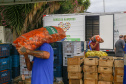 Permissionários atacadistas da Ceasa Curitiba fazem doação 25 toneladas de alimentos para entidades beneficentes de Curitiba e Região Metropolitana, além de famílias atingidas pelas chuvas em Irati, na região Centro-Sul do Estado. - Curitiba, 29/01/2021  - Foto: Gilson Abreu/AEN
