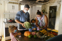 Vítimas da chuva recebem 25 toneladas de alimentos do Ceasa Paraná . IRATI.

Foto: Gilson Abreu/AEN