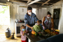 Vítimas da chuva recebem 25 toneladas de alimentos do Ceasa Paraná . IRATI.

Foto: Gilson Abreu/AEN