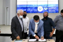 Foz do Iguaçu e Cascavel, no Oeste do Estado, agora têm representações locais da Invest Paraná, agência do promoção e prospecção de novos negócios e investimentos no Estado. A oficialização dessas novas representações foi feita pelo vice-governador Darci Piana nesta quinta-feira (4). Ele assinou termos de cooperação com representantes dos dois municípios.Foto: Camila Tonett